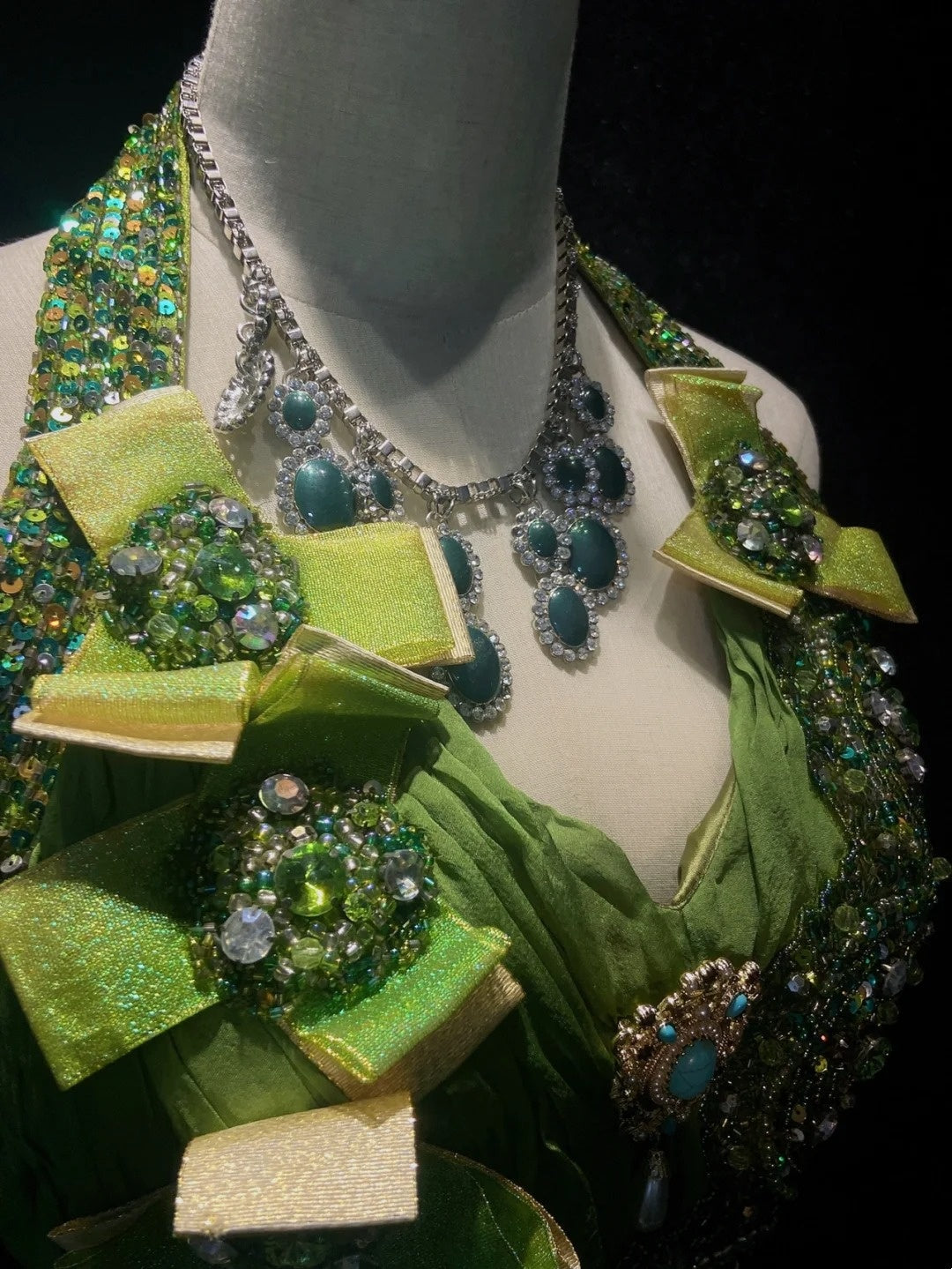 Glamour Prom Dresses A Line Halter Green Chiffon With Beading Formal Evening Outfits N3843